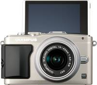 OM System PEN Lite E-PL5 in silber mit 14-42 mm und Klappdisplay von vorne