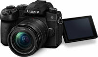 Panasonic Lumix DC-G91 in schwarz mit G Vario 12-60mm und Schwenkdisplay von vorne links Panasonic Lumix DC-G91 in schwarz mit G Vario 12-60mm und Schwenkdisplay von vorne links