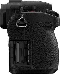 Panasonic Lumix DC-G97 in schwarz Anschlüsse von rechts