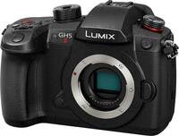 Panasonic Lumix DC-GH5 II in schwarz von schräg vorne links