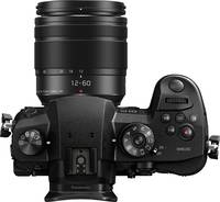 Panasonic Lumix DC-GH5 in schwarz mit G Vario 12-60 mm von oben Panasonic Lumix DC-GH5 in schwarz mit G Vario 12-60 mm von oben