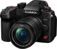Panasonic Lumix DC-GH7 in schwarz mit G Vario 12-60mm f35-56 von schräg vorne links Panasonic Lumix DC-GH7 in schwarz mit G Vario 12-60mm f35-56 von schräg vorne links