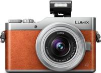 Panasonic Lumix DC-GX800 in braun orange mit G Vario 12-32 mm und Blitz von vorne Panasonic Lumix DC-GX800 in braun orange mit G Vario 12-32 mm und Blitz von vorne