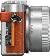 Panasonic Lumix DC-GX800 in braun orange mit G Vario 12-32 mm von rechts offen Panasonic Lumix DC-GX800 in braun orange mit G Vario 12-32 mm von rechts offen