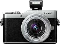 Panasonic Lumix DC-GX800 in schwarz mit G Vario 12-32 mm und Blitz von vorne Panasonic Lumix DC-GX800 in schwarz mit G Vario 12-32 mm und Blitz von vorne