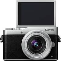Panasonic Lumix DC-GX800 in schwarz mit G Vario 12-32 mm und Klappdisplay von vorne Panasonic Lumix DC-GX800 in schwarz mit G Vario 12-32 mm und Klappdisplay von vorne