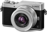 Panasonic Lumix DC-GX800 in schwarz mit G Vario 12-32 mm von vorne links Panasonic Lumix DC-GX800 in schwarz mit G Vario 12-32 mm von vorne links