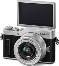 Panasonic Lumix DC-GX880 in schwarz silber mit Lumix G Vario 12-32mm und Klappdisplay von vorne links