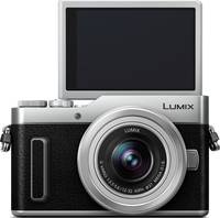 Panasonic Lumix DC-GX880 in schwarz silber mit Lumix G Vario 12-32mm und Klappdisplay von vorne