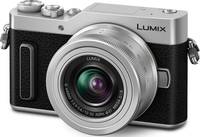 Panasonic Lumix DC-GX880 in schwarz silber mit Lumix G Vario 12-32mm von vorne links