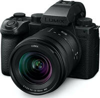 Panasonic Lumix DC-S5 IIX in schwarz mit S20-60mm f35-56 von schräg vorne links
