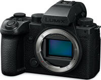 Panasonic Lumix DC-S5 IIX in schwarz von schräg vorne links