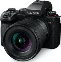 Panasonic Lumix DC-S5 II in schwarz mit S14-28mm f4-56 von schräg vorne links