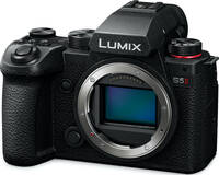 Panasonic Lumix DC-S5 II in schwarz von schräg vorne links