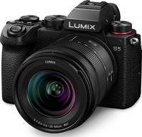Panasonic Lumix DC-S5 in schwarz mit 20-60mm f35-56 von vorne links Panasonic Lumix DC-S5 in schwarz mit 20-60mm f35-56 von vorne links