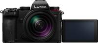 Panasonic Lumix DC-S5D in schwarz mit LUMIX S 28-200mm und Schwenkdisplay von vorne