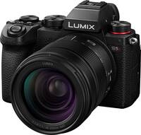 Panasonic Lumix DC-S5D in schwarz mit LUMIX S 28-200mm von schräg vorne links