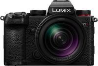 Panasonic Lumix DC-S5D in schwarz mit LUMIX S 28-200mm von vorne