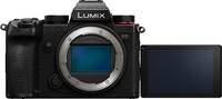 Panasonic Lumix DC-S5D in schwarz mit Schwenkdisplay von vorne