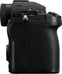 Panasonic Lumix DC-S5D in schwarz von rechts