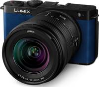 Panasonic Lumix DC-S9 in blau mit S R2060E von schräg vorne links