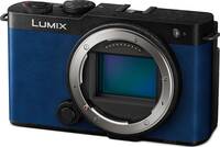 Panasonic Lumix DC-S9 in blau von schräg vorne links
