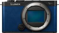 Panasonic Lumix DC-S9 in blau von vorne