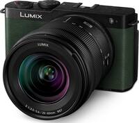 Panasonic Lumix DC-S9 in grün mit S R2060E von schräg vorne links