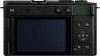 Panasonic Lumix DC-S9 in grün von hinten