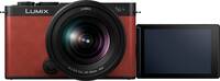 Panasonic Lumix DC-S9 in rot mit S R2060E und Schwenkdisplay von vorne