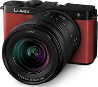 Panasonic Lumix DC-S9 in rot mit S R2060E von schräg vorne links
