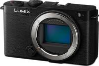 Panasonic Lumix DC-S9 in schwarz von schräg vorne links