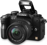 Panasonic Lumix DMC-G1 in schwarz mit G Vario 14-45 mm und Blitz von vorne links