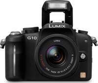 Panasonic Lumix DMC-G10 in schwarz mit G Vario 14-42 mm und Blitz von vorne