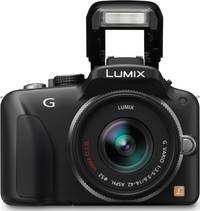 Panasonic Lumix DMC-G3 in schwarz mit G Vario 14-42 mm und Blitz von vorne