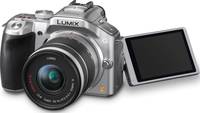 Panasonic Lumix DMC-G5 in silber mit G Vario 14-42 mm und Klappdisplay von vorne links Panasonic Lumix DMC-G5 in silber mit G Vario 14-42 mm und Klappdisplay von vorne links