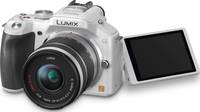 Panasonic Lumix DMC-G5 in weiß mit G Vario 14-42 mm und Klappdisplay von vorne links Panasonic Lumix DMC-G5 in weiß mit G Vario 14-42 mm und Klappdisplay von vorne links