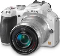 Panasonic Lumix DMC-G5 in weiß mit G Vario 45-150 mm von vorne links Panasonic Lumix DMC-G5 in weiß mit G Vario 45-150 mm von vorne links