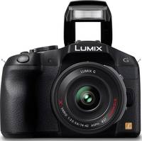 Panasonic Lumix DMC-G6 in schwarz mit G Vario 14-42 mm und Blitz von vorne Panasonic Lumix DMC-G6 in schwarz mit G Vario 14-42 mm und Blitz von vorne