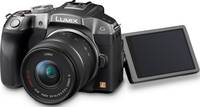 Panasonic Lumix DMC-G6 in titan silber mit G Vario 14-42 mm und Klappdisplay von vorne links Panasonic Lumix DMC-G6 in titan silber mit G Vario 14-42 mm und Klappdisplay von vorne links