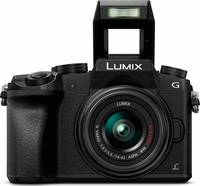 Panasonic Lumix DMC-G70 in schwarz mit G Vario 14-42 mm und Blitz von vorne
