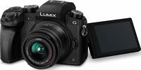 Panasonic Lumix DMC-G70 in schwarz mit G Vario 14-42 mm und Klappdisplay von vorne links