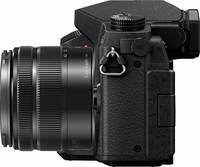 Panasonic Lumix DMC-G70 in schwarz mit G Vario 14-42 mm von links
