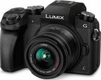 Panasonic Lumix DMC-G70 in schwarz mit G Vario 14-42 mm von vorne links