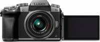 Panasonic Lumix DMC-G70 in silber mit G Vario 14-42 mm und Klappdisplay von vorne