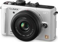 Panasonic Lumix DMC-GF1 in weiß mit 20mm von vorne links