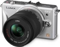 Panasonic Lumix DMC-GF2 in silber mit G Vario 14-42 mm von vorne links Panasonic Lumix DMC-GF2 in silber mit G Vario 14-42 mm von vorne links