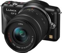 Panasonic Lumix DMC-GF3 in schwarz mit G Vario 14-42 mm von vorne links