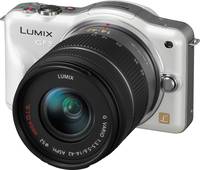 Panasonic Lumix DMC-GF3 in weiß mit G Vario 14-42 mm von vorne links