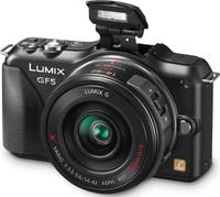 Panasonic Lumix DMC-GF5 in schwarz mit Vario 14-42 mm und Blitz von vorne links Panasonic Lumix DMC-GF5 in schwarz mit Vario 14-42 mm und Blitz von vorne links